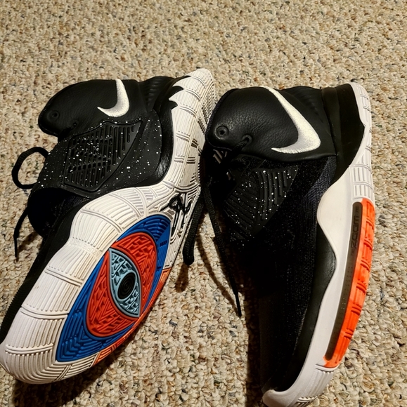 Kyries - Picture 2 of 4